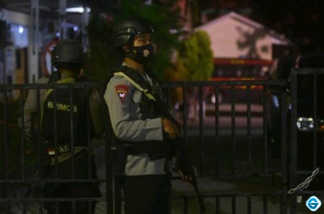 Polisi bersenjata berjaga di sekitar kamar jenazah RS Bhayangkara, Palu, Sulawesi Tengah. (Foto: CNNIndonesia.com)
